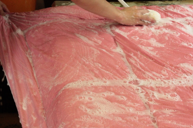 布団を天然石けんで洗っている様子